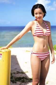 Amazon.co.jp: 帯付広瀬すず1st写真集「suzu」。初水着、初めてがい